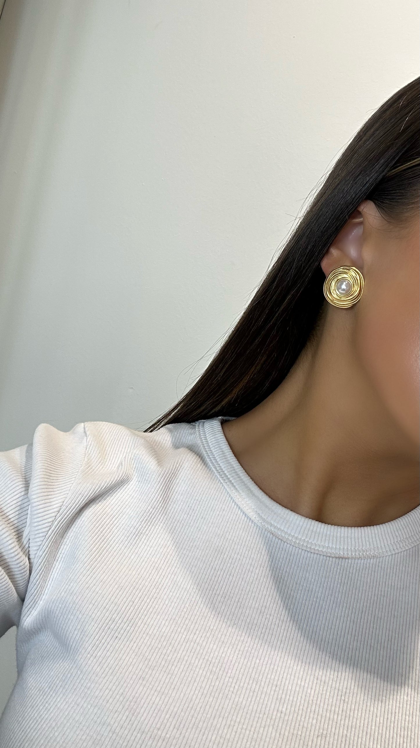 Vivienne-Pearl Earrings